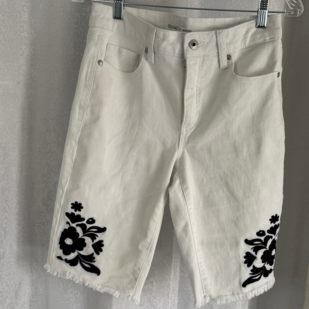 STYLE & CO. WHITE DENIM BERMUDA SHORT with BLACK EMBROIDERY Sz: 4